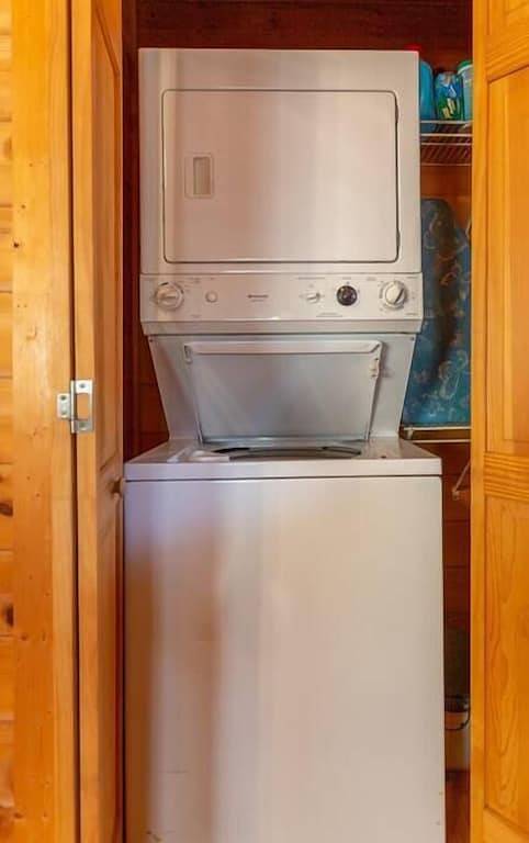 1 Mile to Dollywood,7 miles to Gburg,Hottub,Rustic in Pigeon Forge, Sevier County