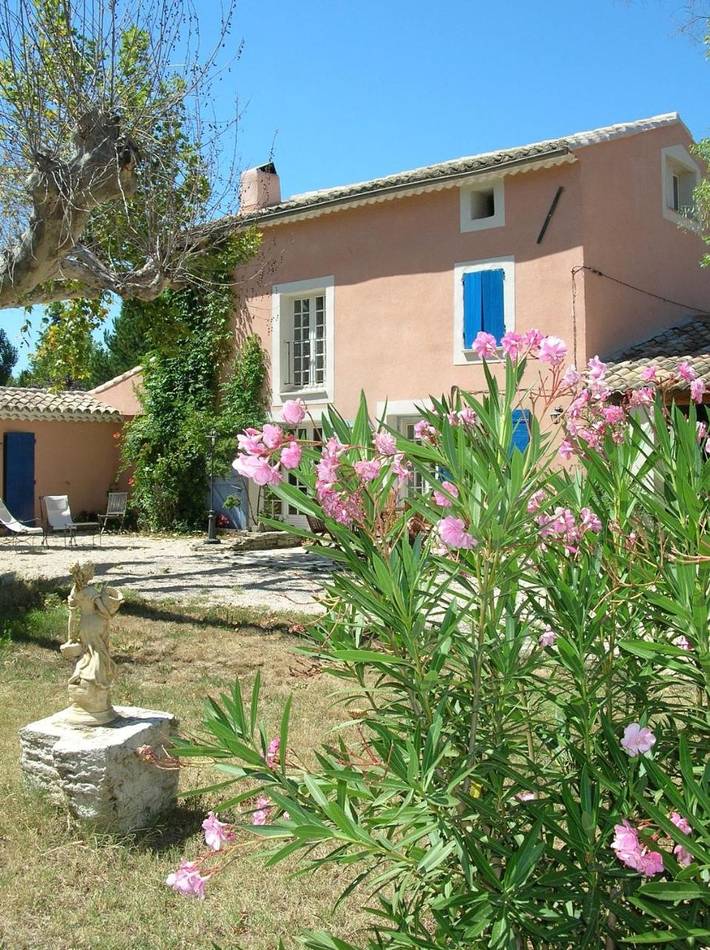 Chambre d’hôte pour 5 personnes, avec Terrasse et Jardin ainsi que Piscine et Vue à Caumont-sur-Durance