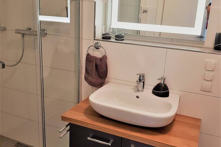 Ganze Wohnung, MeerZeit-moderne Ferienwohnung mit Blick aufs Meer und Stralsund in Altefähr, Rügen
