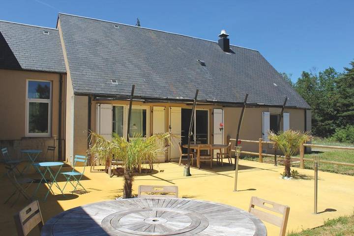 Location de vacances pour 40 personnes, avec vue et jardin, animaux acceptés dans Sarran