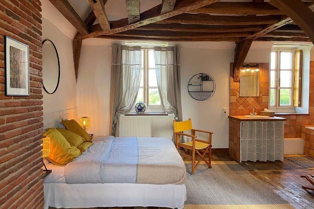 Gite Domaine de Bel Ebat au cœur de la foret à 1h20 de Paris in Paucourt, Région de Montargis