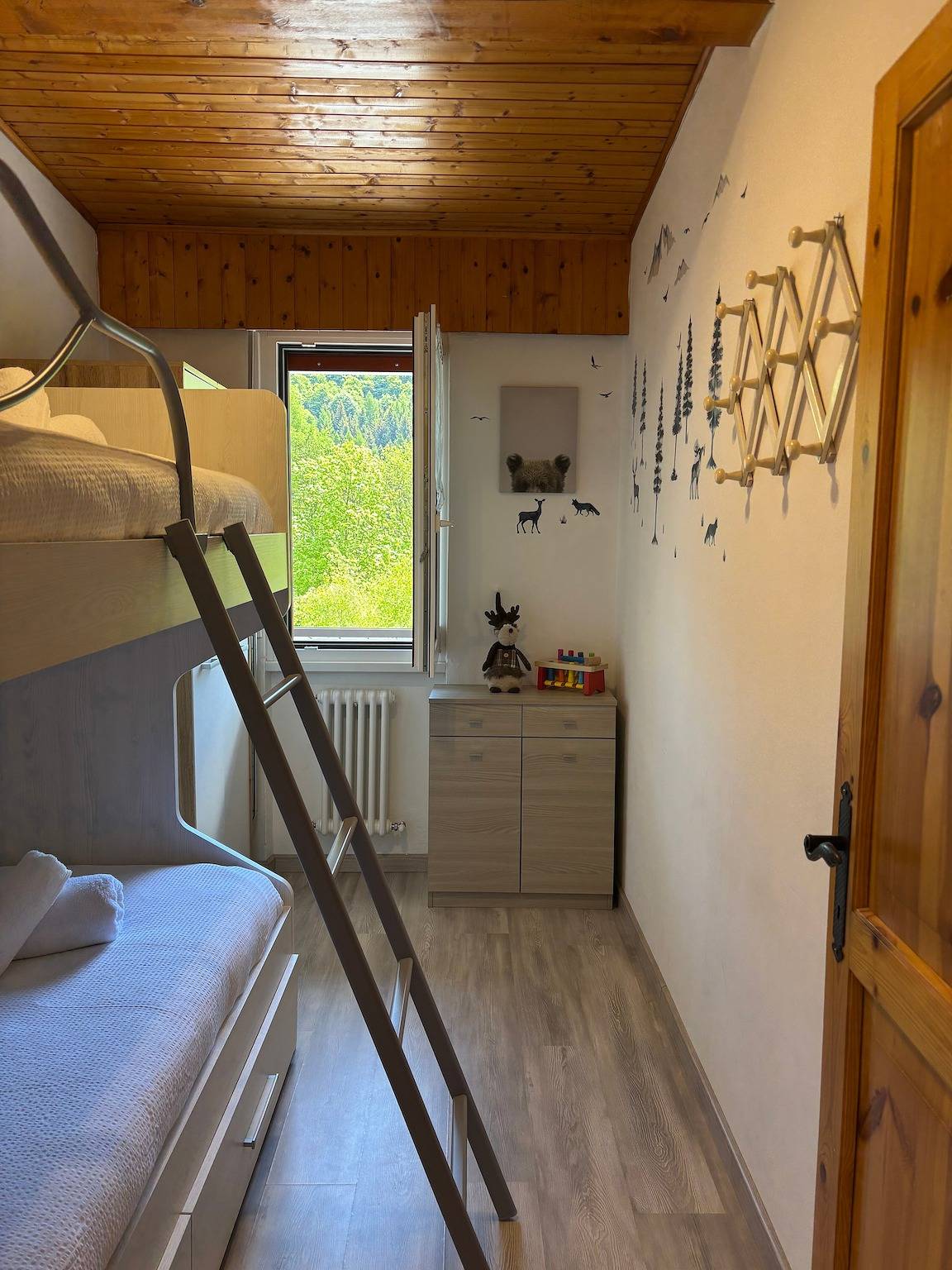 Ganze Wohnung, San Valentino Lodge: Panoramablick auf die Berge, Natur & überdachter Parkplatz in Brentonico, Gardasee-Berge