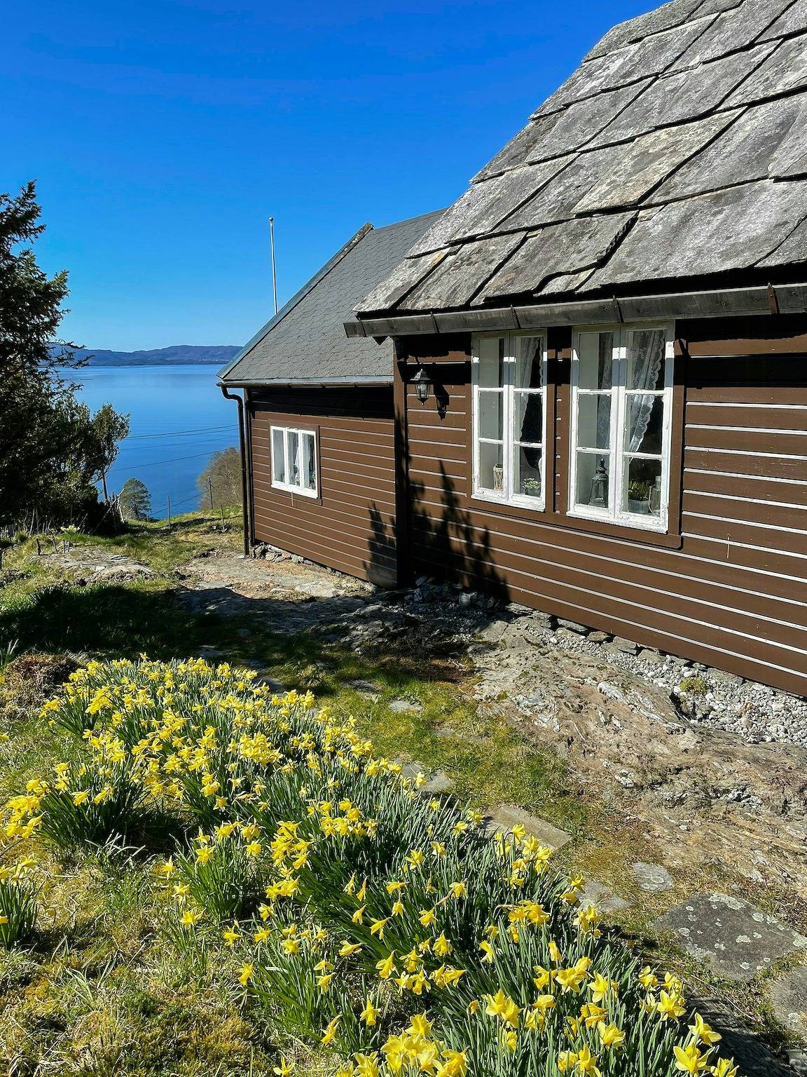 Historischer Bauernhof mit Meerblick über den Bjørnefjord in Fusa