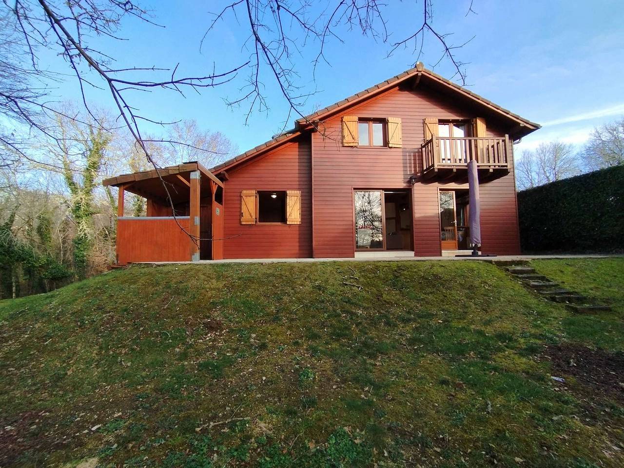Chalet cosy au vert pour 6 avec piscine et Wi-Fi, proche Souillac in Lachapelle-Auzac, Lot