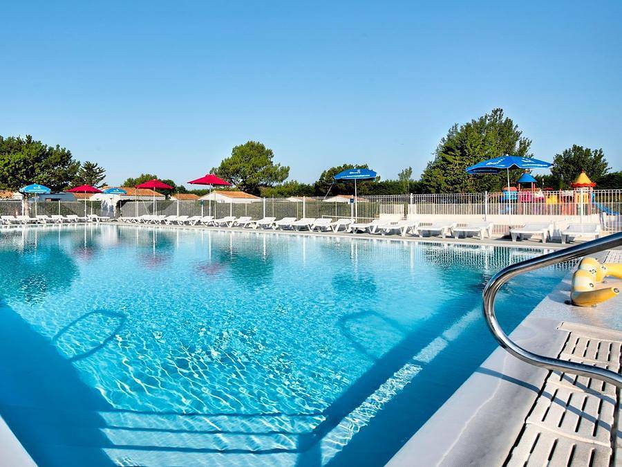 Flower Camping Les Ilates - Chalet 4 personen - Lodge-Hütte auf Stelzen Standard 34m² (2 Zimmer) Tv davon überdachte Terrasse 11m² | 4 Personen in Loix, Ile de Re