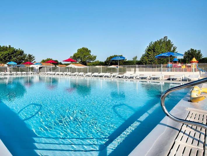 Camping for 4 people, with Hot tub and Children pool in Ile de Re