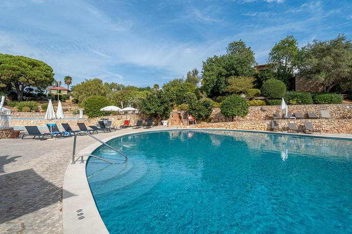 Ferienhaus für 4 Personen, mit Garten und Kinderpool in Lagoa