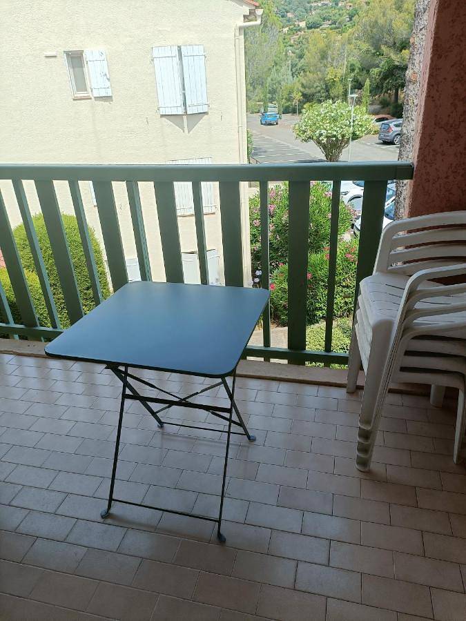 Gîte pour 2 personnes, avec jardin et terrasse ainsi que piscine et vue dans Agay - 2