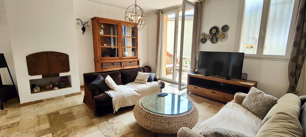 Location de vacances pour 8 personnes, avec piscine ainsi que balcon et jardin, adapté aux familles à Fréjus