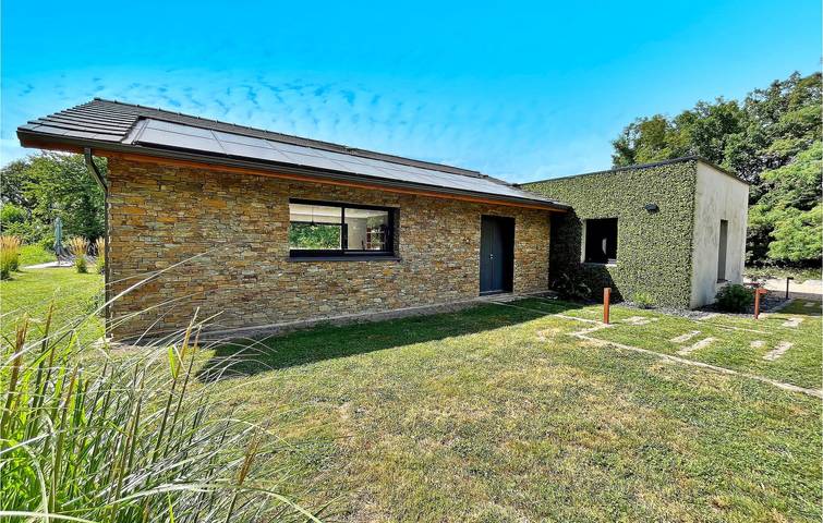 Location de vacances pour 9 personnes, avec Terrasse et Piscine à Léguillac-de-l'Auche