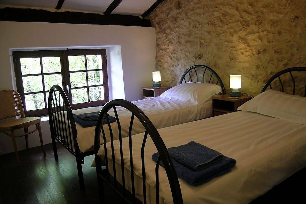 Cabaña de piedra totalmente aislada con piscina privada, 2 acres de jardín y bosque in Paussac-et-Saint-Vivien, Périgord Vert