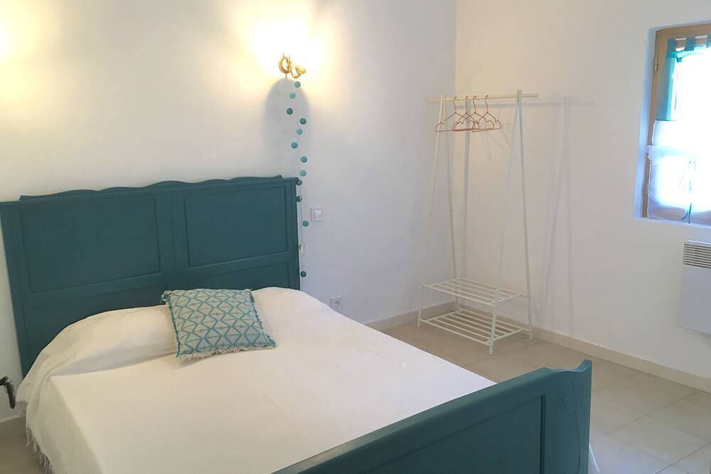 Cottage of two plane trees between Alpilles and Luberon in Orgon, Arles region