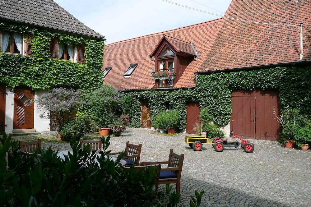 Ganze Wohnung, Stilvolle Ferienwohnung  auf einem fränkischen Obst- und Brennereihof in Leutenbach, Fränkische Schweiz