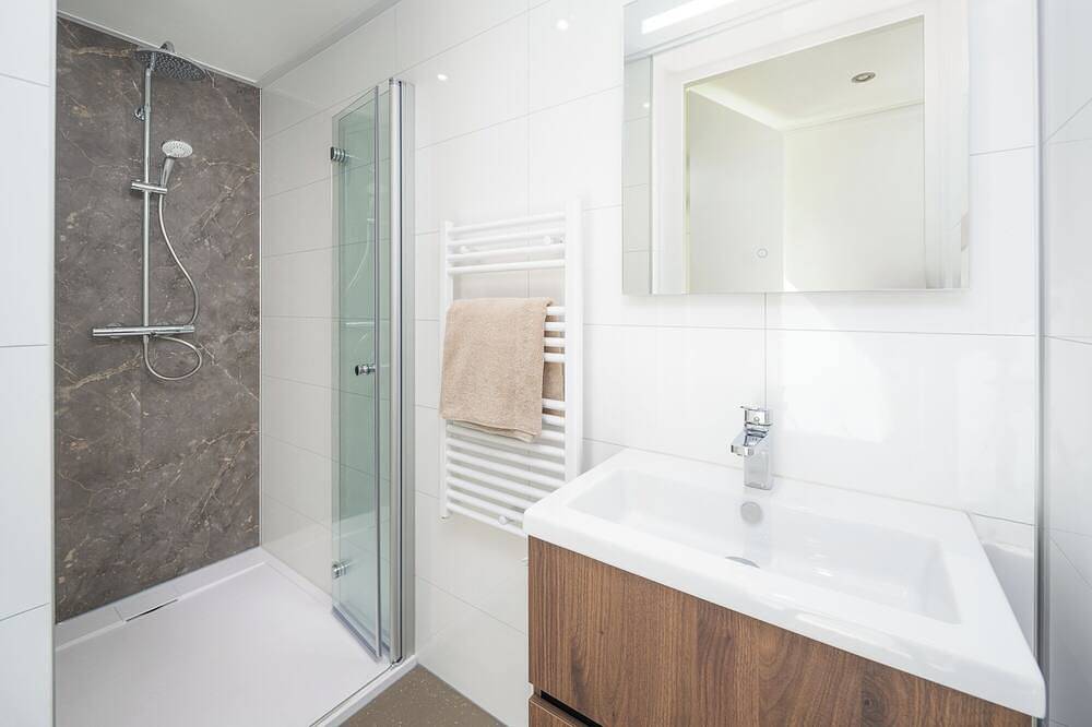 Luxus und Platz für 6 Personen: Diese Villa bietet drei Schlafzimmer, zwei Badezimmer und eine sonnige Dachterrasse zum Entspannen. in Workum, Ijsselmeer