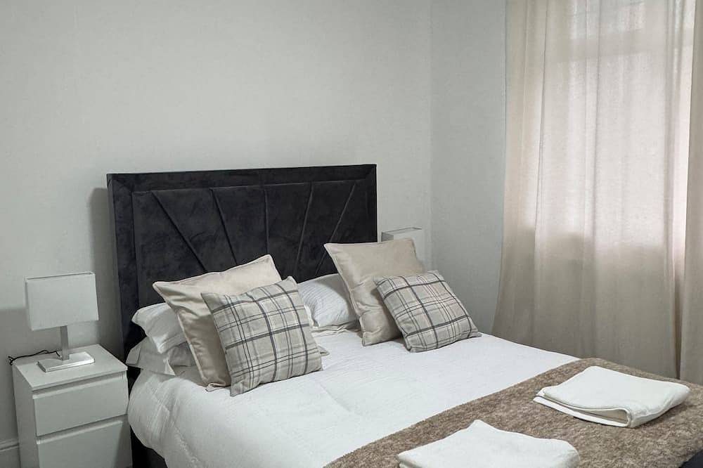 Welcome to this newly renovated cozy & charming home in Dagenham, East London in Barking and Dagenham, London