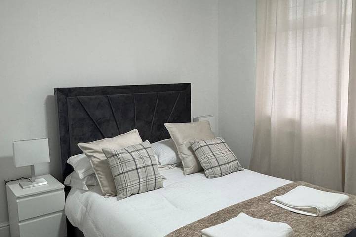 Welcome to this newly renovated cozy & charming home in Dagenham, East London in Barking and Dagenham, London