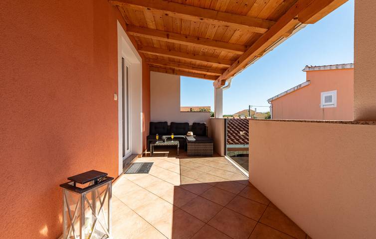 Ganze Ferienwohnung, Gemütliche Wohnung mit WLAN und Terrasse, 1 km von der Küste entfernt in Novigradsko More, Zadar