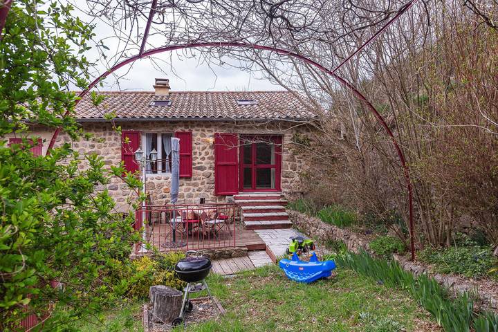 Maison de vacances pour 6 personnes, avec jardin, animaux acceptés en Ardèche