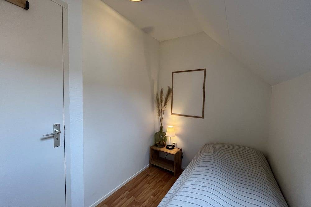 Apartamento entero, Spacious apartment with bedroom and bathroom on the ground floor in Islas de Frisia Occidental