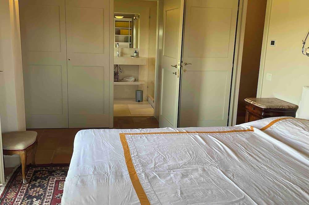 Villa in Palaia with stunning views and unique setting, 3 bedrooms (sleep 6) in Palaia, Pisa Provinz