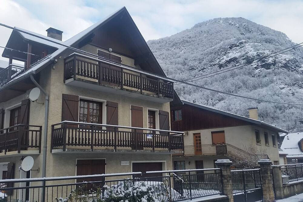 Appartement entier, Aéré ​​Light 2 lit avec parking. base de ville idéale pour marche / bicyclette / ski etc. in Luchon-Superbagnères, Bagnères-de-Luchon