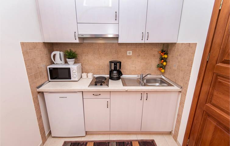 Apartamento vacacional entero, Acogedor apartamento con terraza, wifi y aparcamiento, a 1 km de la playa in Podstrana, Condado de Split-Dalmacia