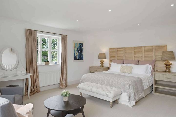 Holiday home for 10 people, with hot tub and balcony as well as garden in Somerset