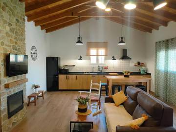 Gîte pour 7 personnes, avec piscine et bassin pour enfant ainsi que vue et jardin, animaux acceptés à Prado del Rey