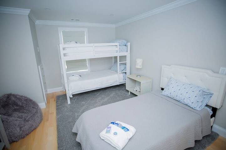 Vacation rental for 13 people, with hot tub and yard in Martha's Vineyard