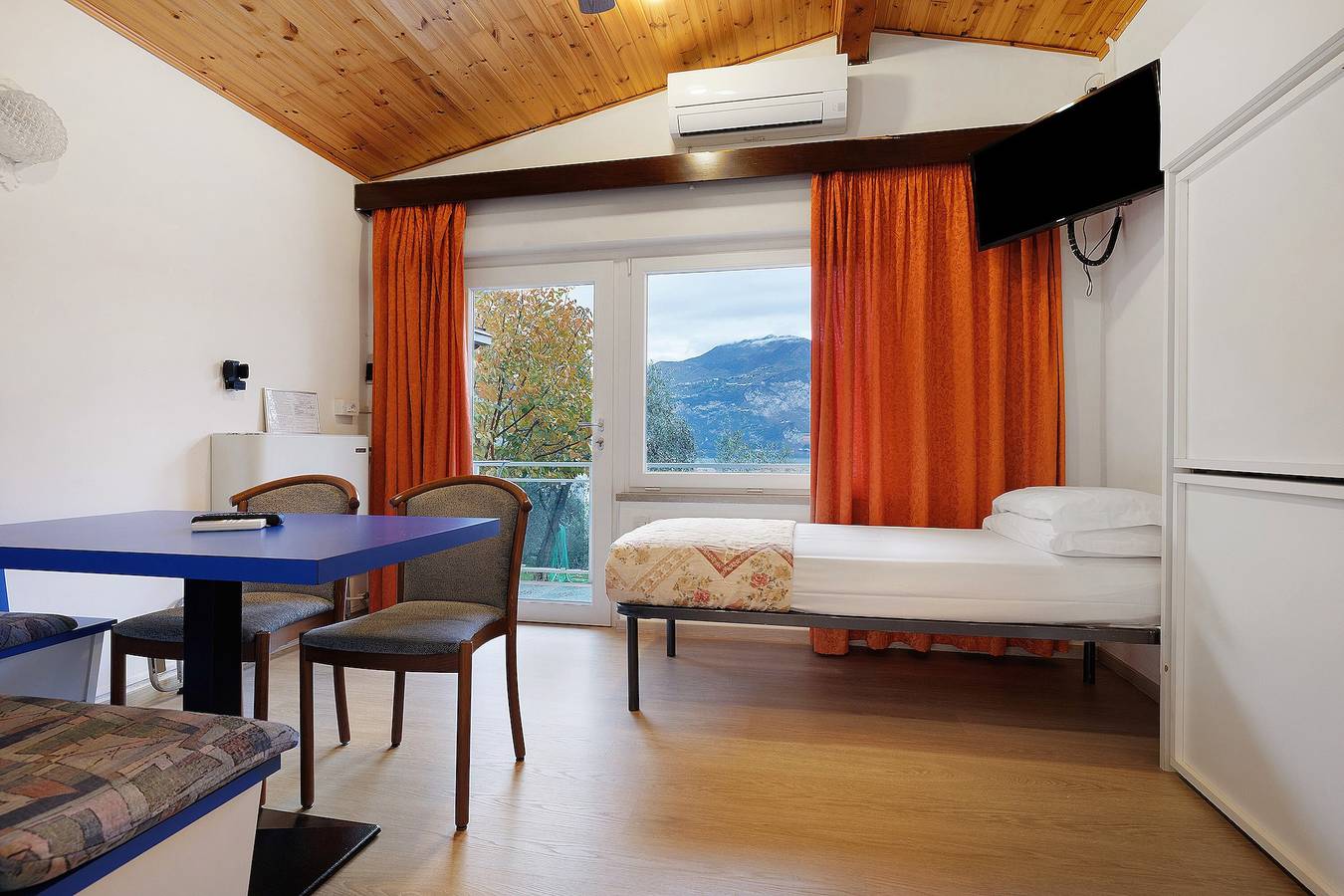 Appartement entier, Appartement 'Bungalow Pit Stop' avec vue sur le lac, Wi-Fi et climatisation in Brenzone, Montagnes autour du lac de Garde