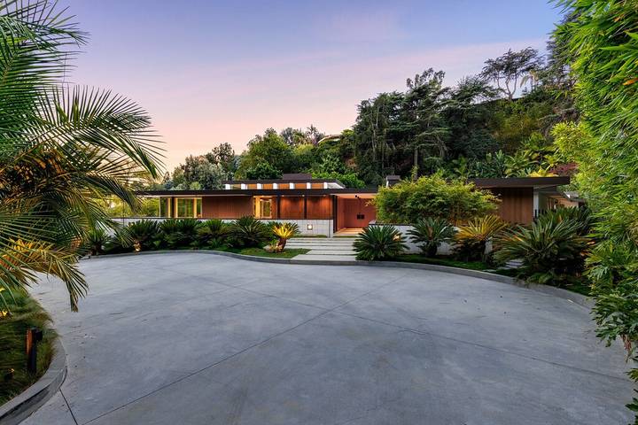 Vacation rental for 12 people, with terrace and hot tub as well as yard in Beverly Hills