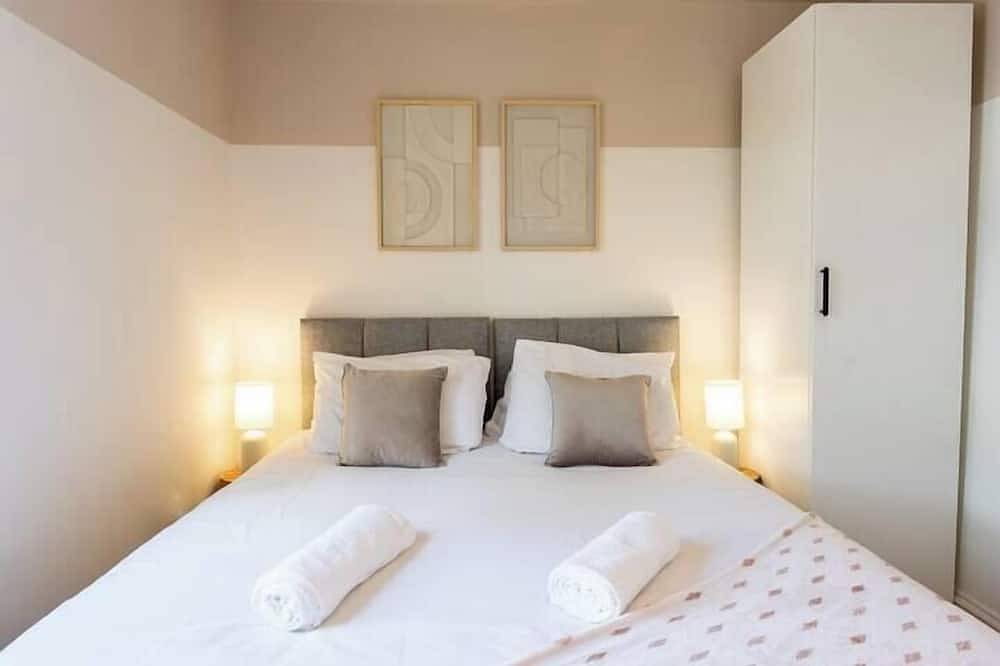 Hosta & Hosta A - Cotswold's 9 Bedroom Cosy Home with Pool Table and Canal Walks in Stroud, Gloucestershire