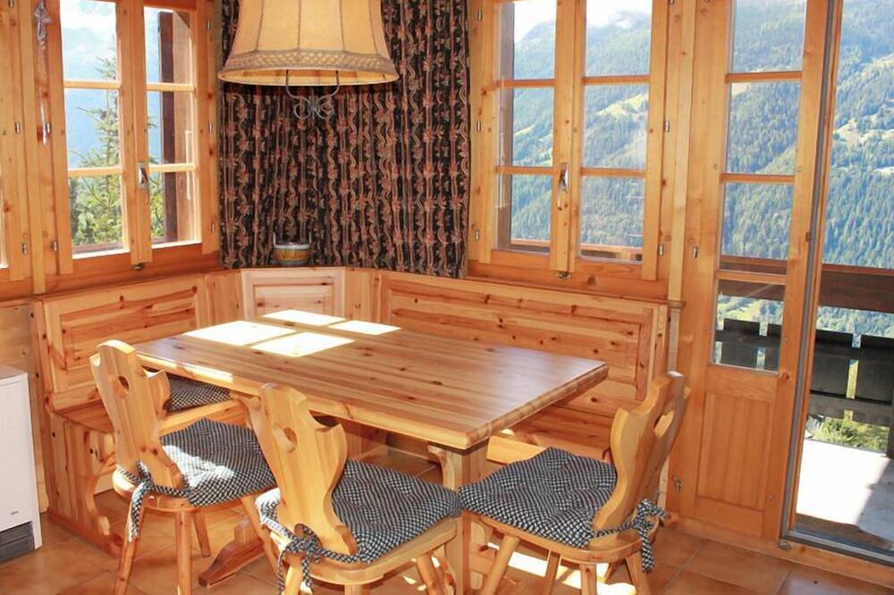 Ganze Wohnung, Joli chalet avec beaucoup de charme situé sous l'hôtel Bella-Tola, proche de toutes commodités, avec in Saint Luc, Anniviers