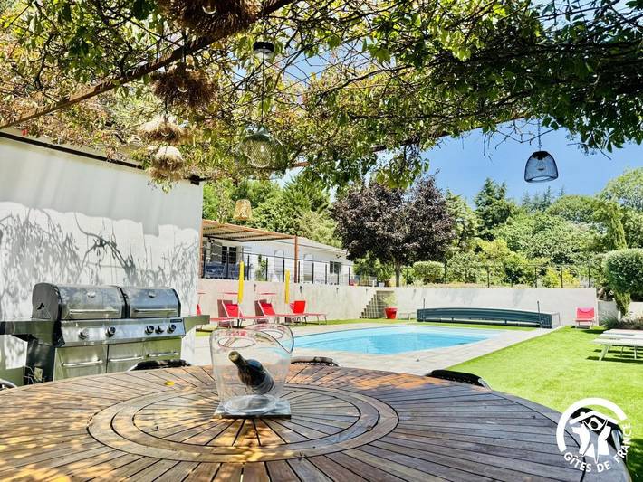 Gîte pour 8 personnes, avec Jacuzzi et Terrasse ainsi que Jardin et Piscine