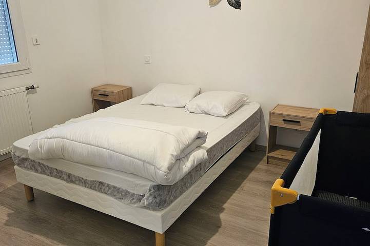 Ganze Wohnung, Apartment 10 minutes walk from the beach first floor with terrace in Clairvaux-les-Lacs, Französischer Jura