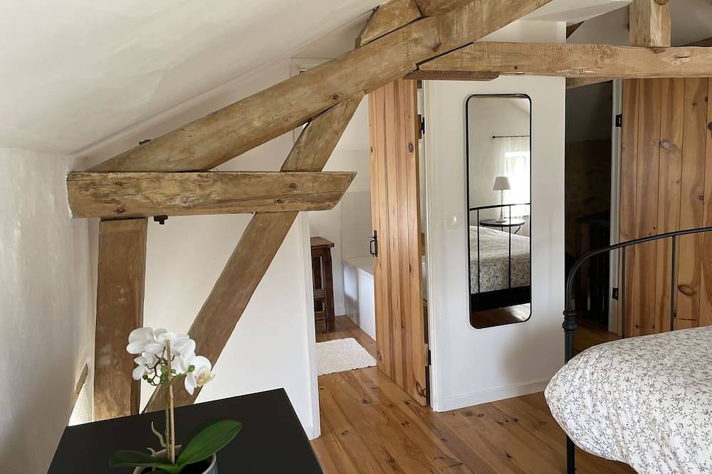 Stunning Gite, private garden, large heated pool, tranquil and historic setting in Cuzorn, Région de Villeneuve-sur-Lot