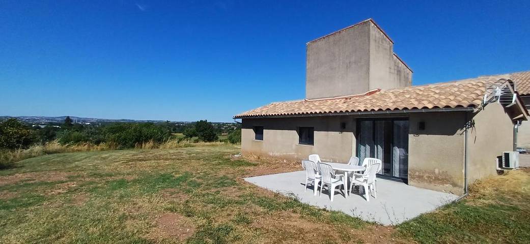 Location de vacances pour 6 personnes, avec terrasse et vue à Puygouzon