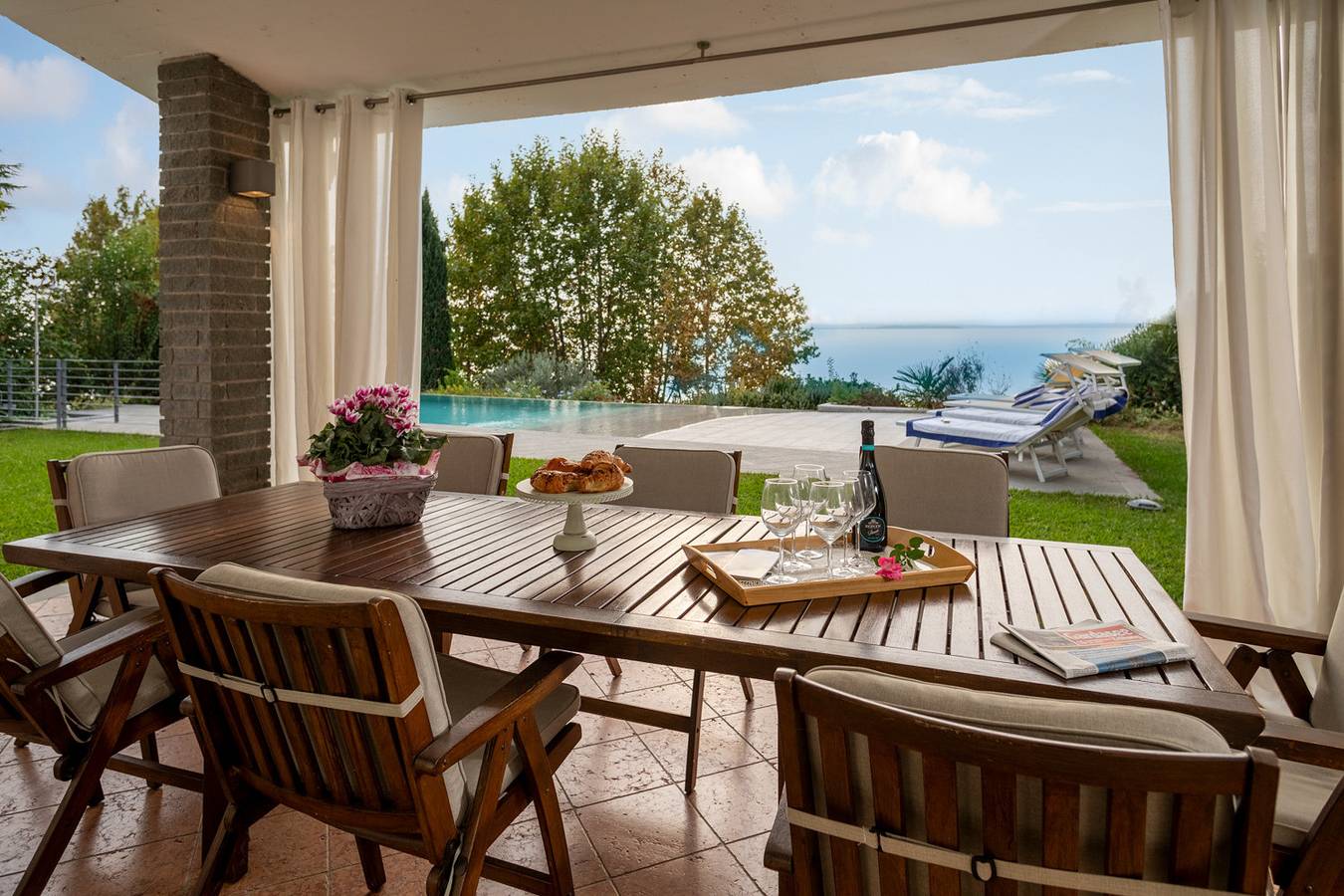 Regarda - "Villa Infinity" with private pool and lake view in Cisano, Bardolino