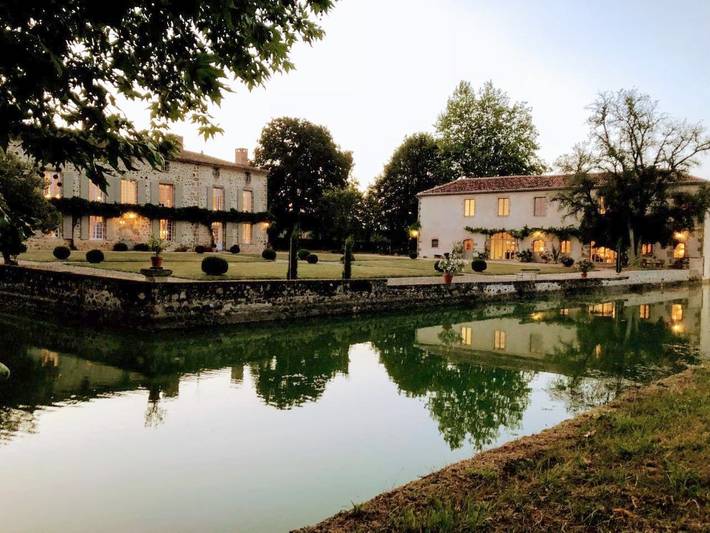 Chambre d’hôte pour 2 personnes, avec Balcon et Terrasse ainsi que Jardin et Bassin pour enfant
