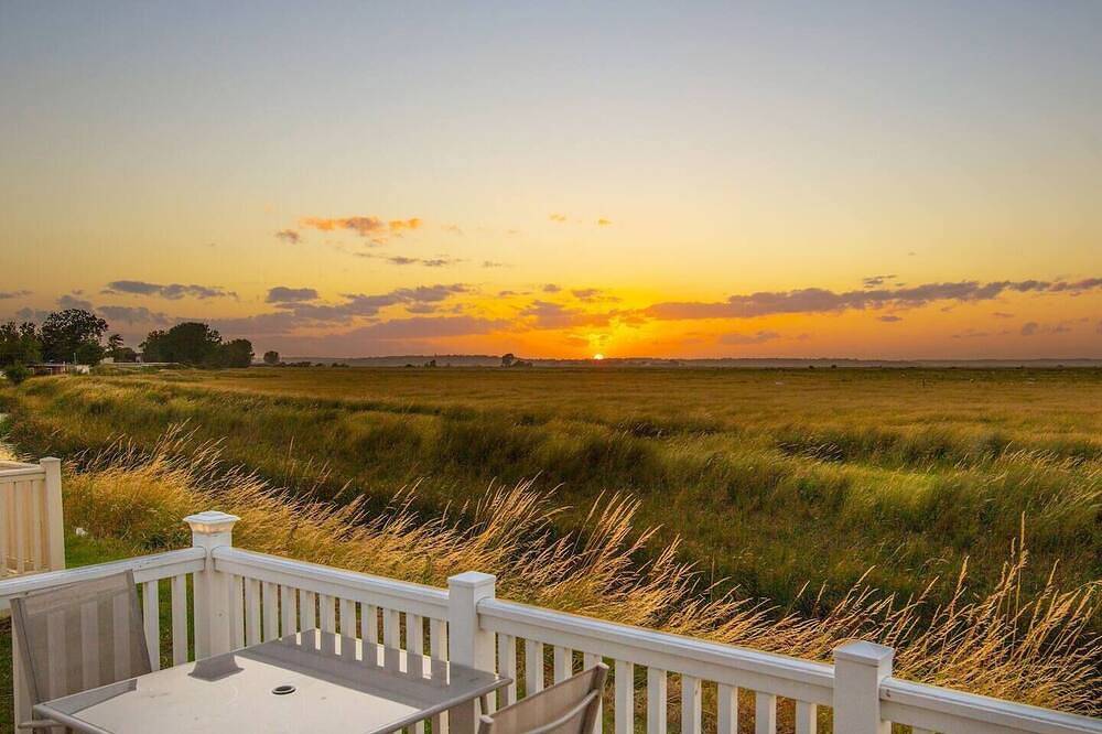 River Lodge Platinum Plus Holiday Home with Views, Decking, Wifi and Netflix in Camber, Sussex Oriental