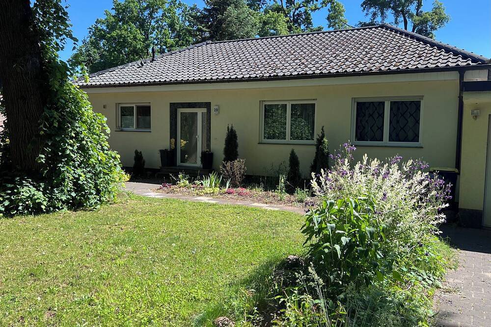 Bungalow im Grünen mit Garten, 20Min bis Berlin Hbf (Regio). in Falkensee, Havelland