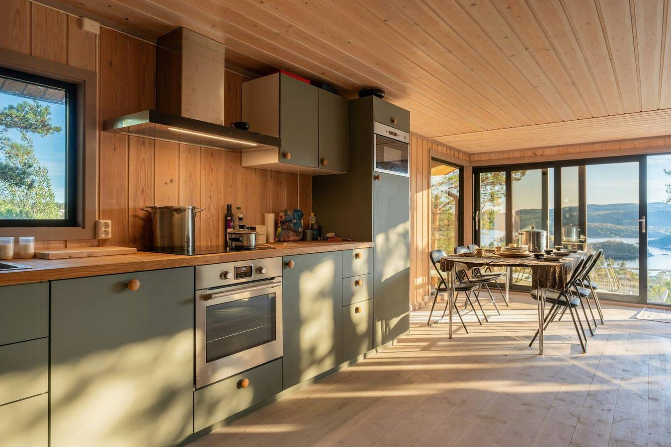 Bo i trädtopparna med vacker utsikt över fjorden in Frogn