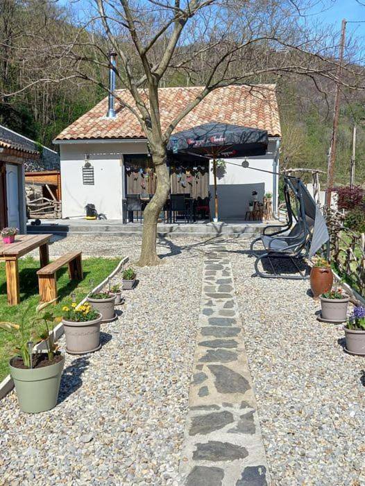Chambre d’hôte pour 2 personnes, avec Terrasse et Jardin ainsi que Piscine et Vue