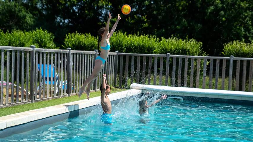 Camping für 2 Personen, mit Pool und Terrasse sowie Sauna in der Auvergne
