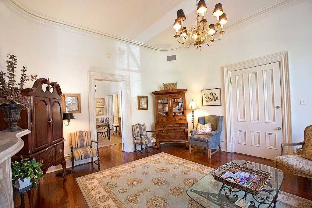 Ganze Wohnung, Bleib bei Lucky Savannah: Home über Mrs. Wilkes Restaurant mit einem Kingsize-Bett in Savannah, Chatham County