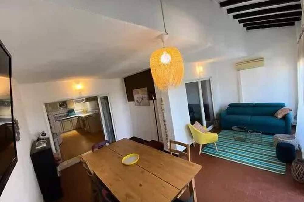 Appartement entier, Plage en face, pleine vue mer, port à pied, terrasse de 40 m2 in Le Brusc, Six-Fours-les-Plages