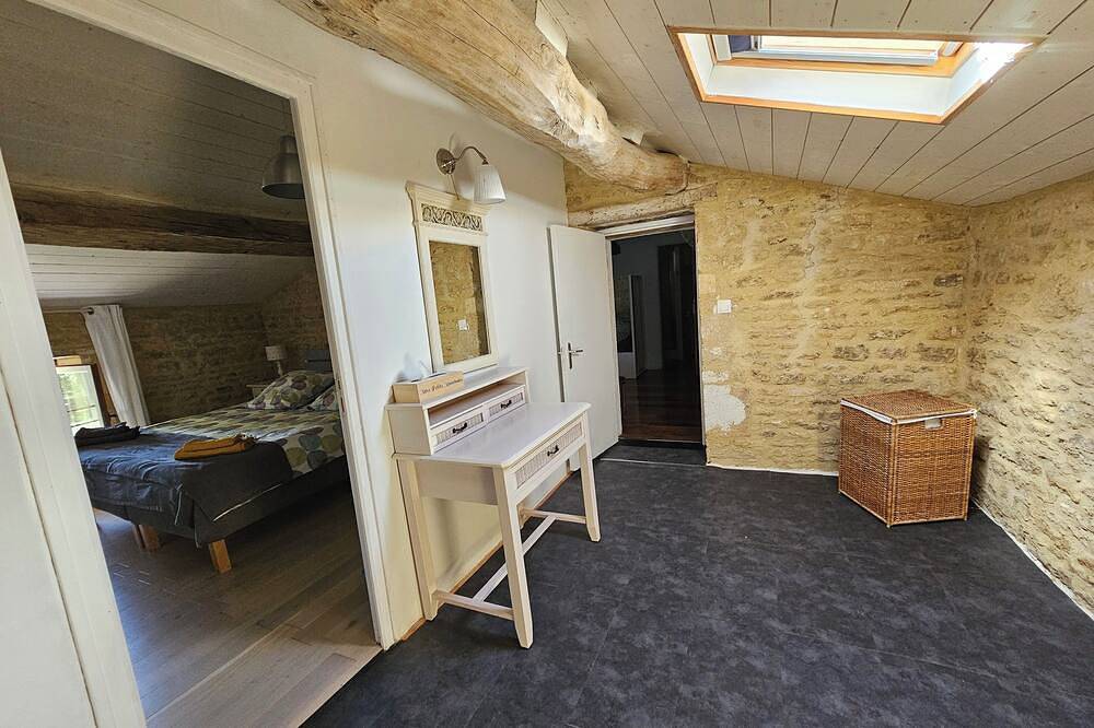 Gîte avec piscine chauffée et boulodrome. Charme et sérénité. Animaux acceptés in Genouillé, Région de Rochefort