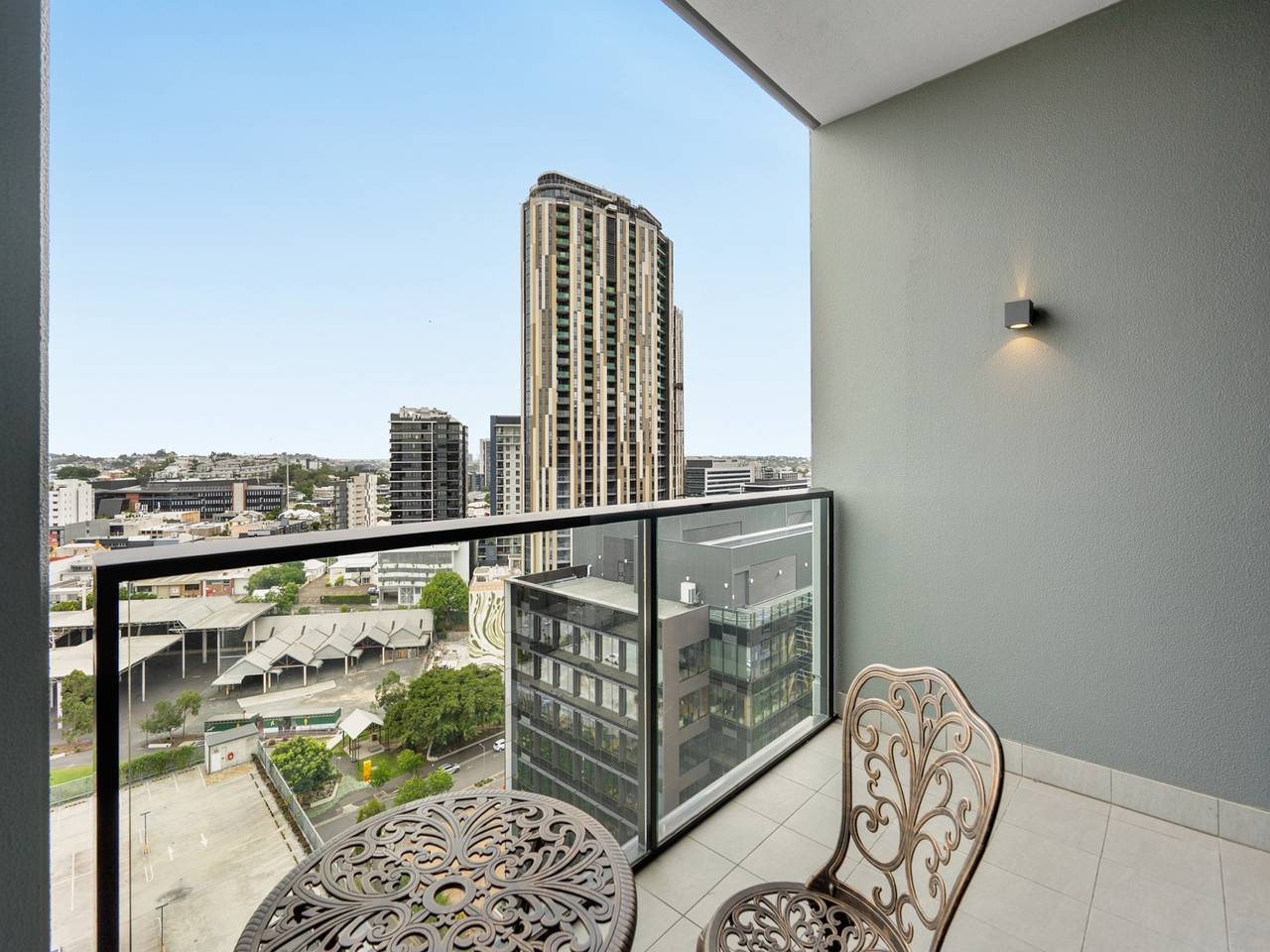 Entire apartment, Bright 2-Bed Apartment in Bowen Hills in Fortitude Valley, Brisbane