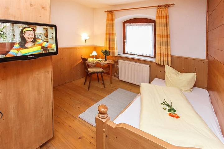 Ferienwohnung, mit Terrasse und Garten sowie Pool und Sauna am Kaiserwinkl - 4