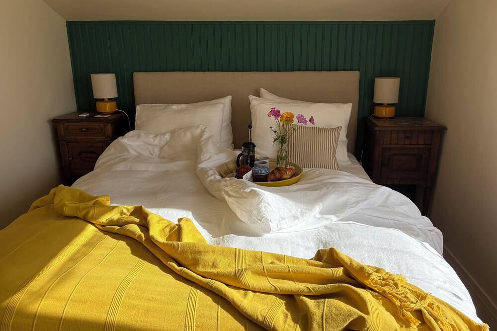 Two stylish 1-bed cottages with private pool - perfect for friends or family in Caylus, Tarn-et-Garonne